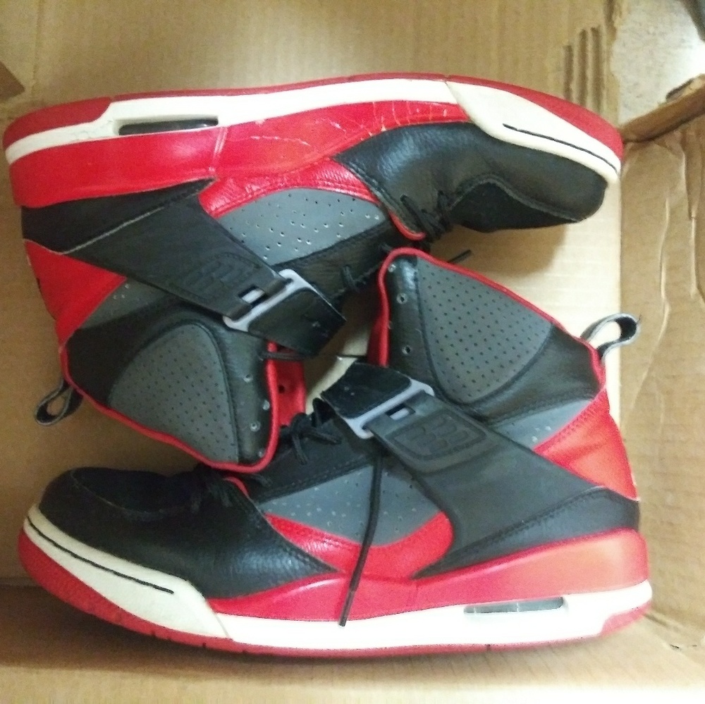 Size 9 men's Jordan true flight classics high tops